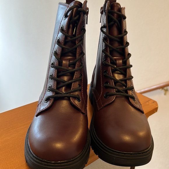 NWT Women’s Burgundy Leather Boot, Size 7.5 Style Raindeer Boot - Picture 2 of 8